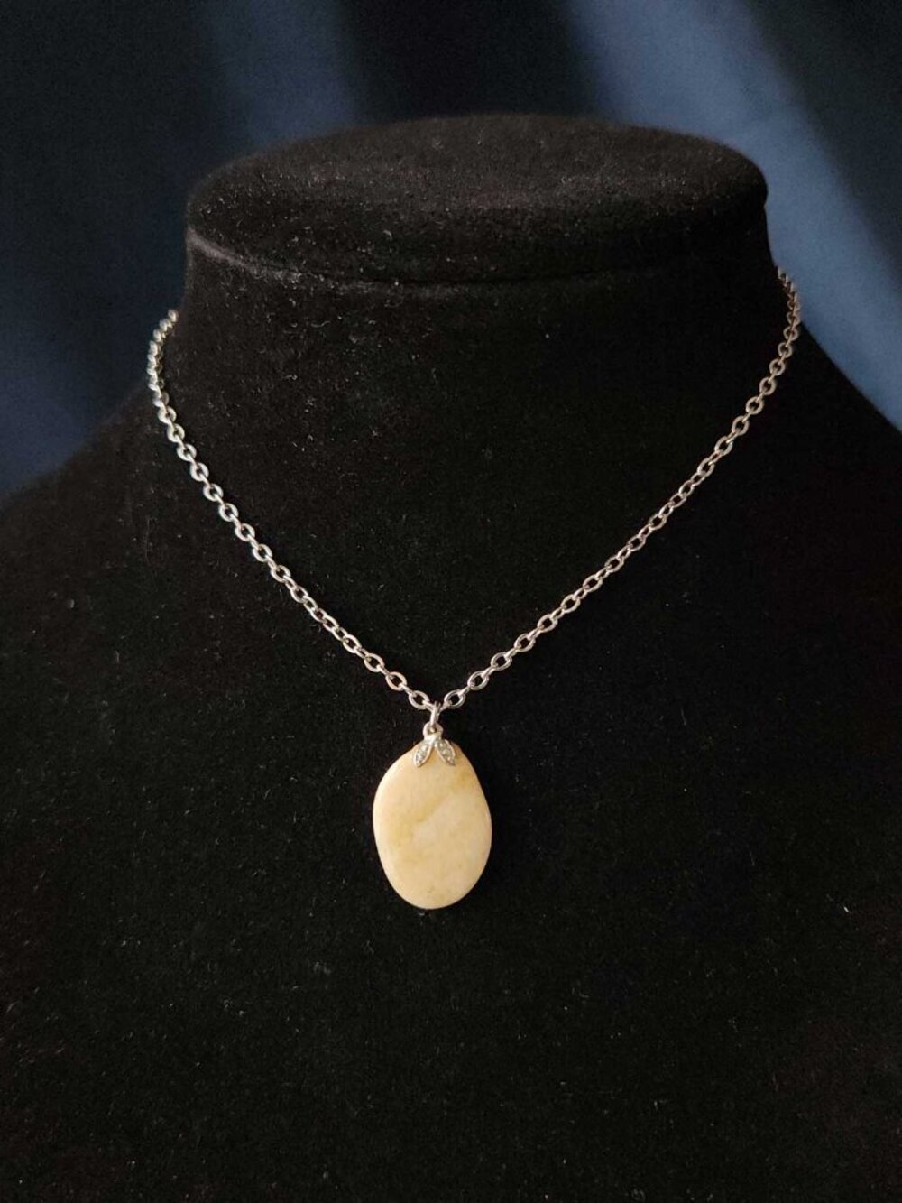 Silver and beige natural stone necklace with a small silver chain - Picture 10 of 10